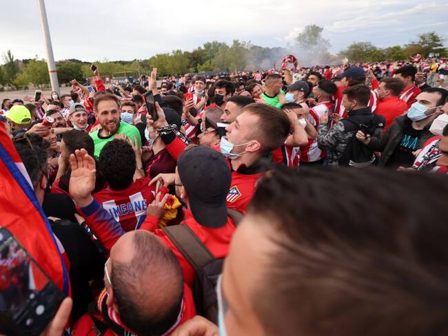El portero Jan Oblak festeja con los hichas del Atlético Madrid en las afueras del estadio del Real Valladolid