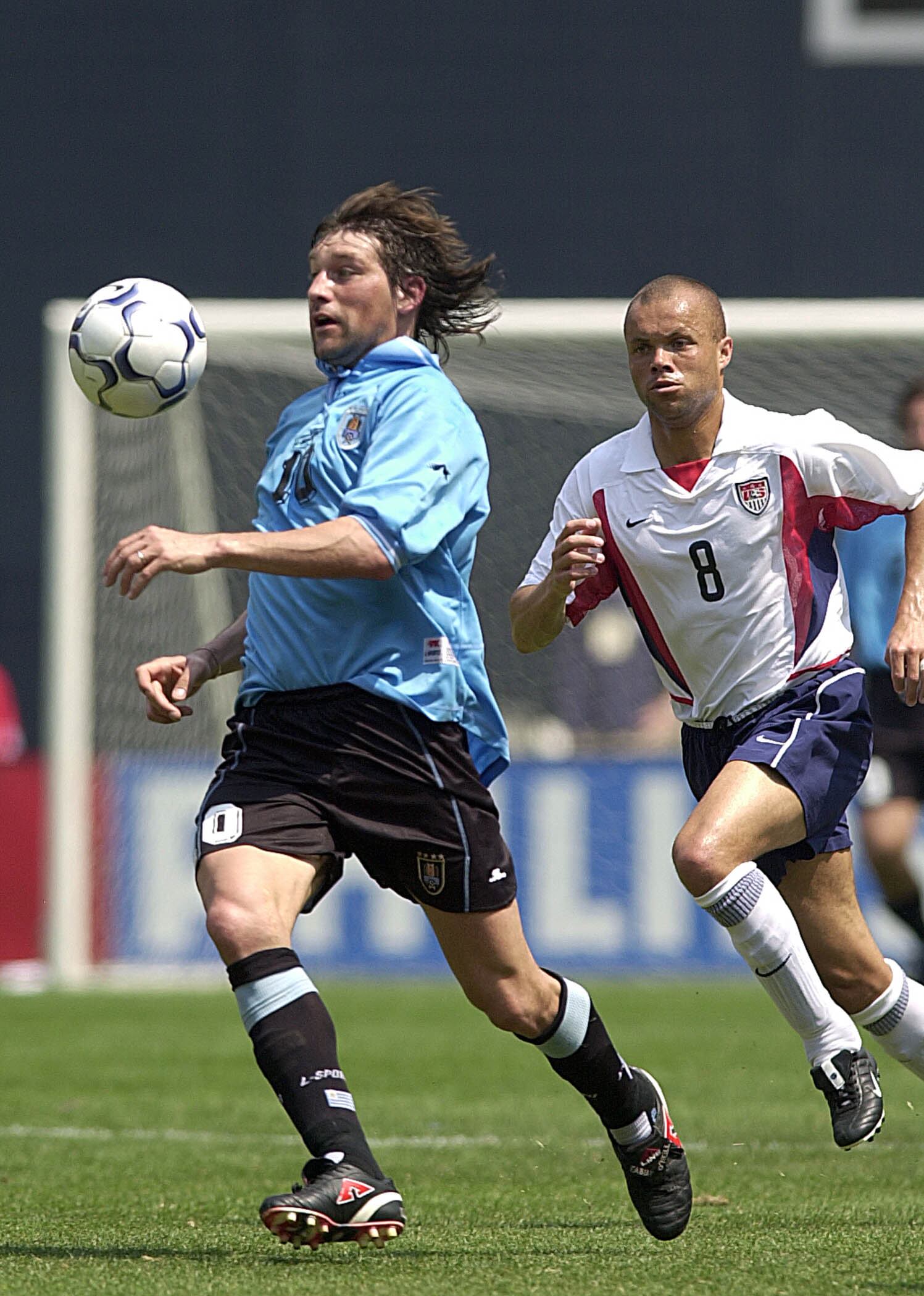 Fabian O'Neill jugando para su selección ante Estados Unidos (Photo by Roberto SCHMIDT / AFP) (Photo by ROBERTO SCHMIDT/AFP via Getty Images)
