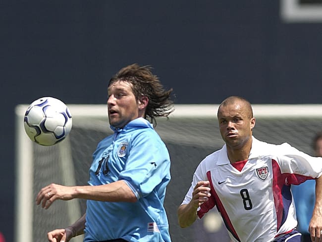 Fabian O'Neill jugando para su selección ante Estados Unidos (Photo by Roberto SCHMIDT / AFP) (Photo by ROBERTO SCHMIDT/AFP via Getty Images)
