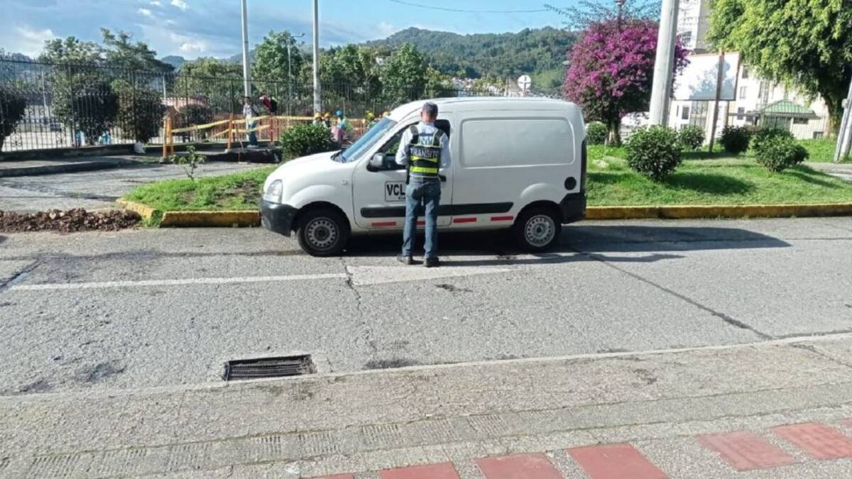 Un hombre fue capturado por hacerse pasar por agente de tránsito en Manizales