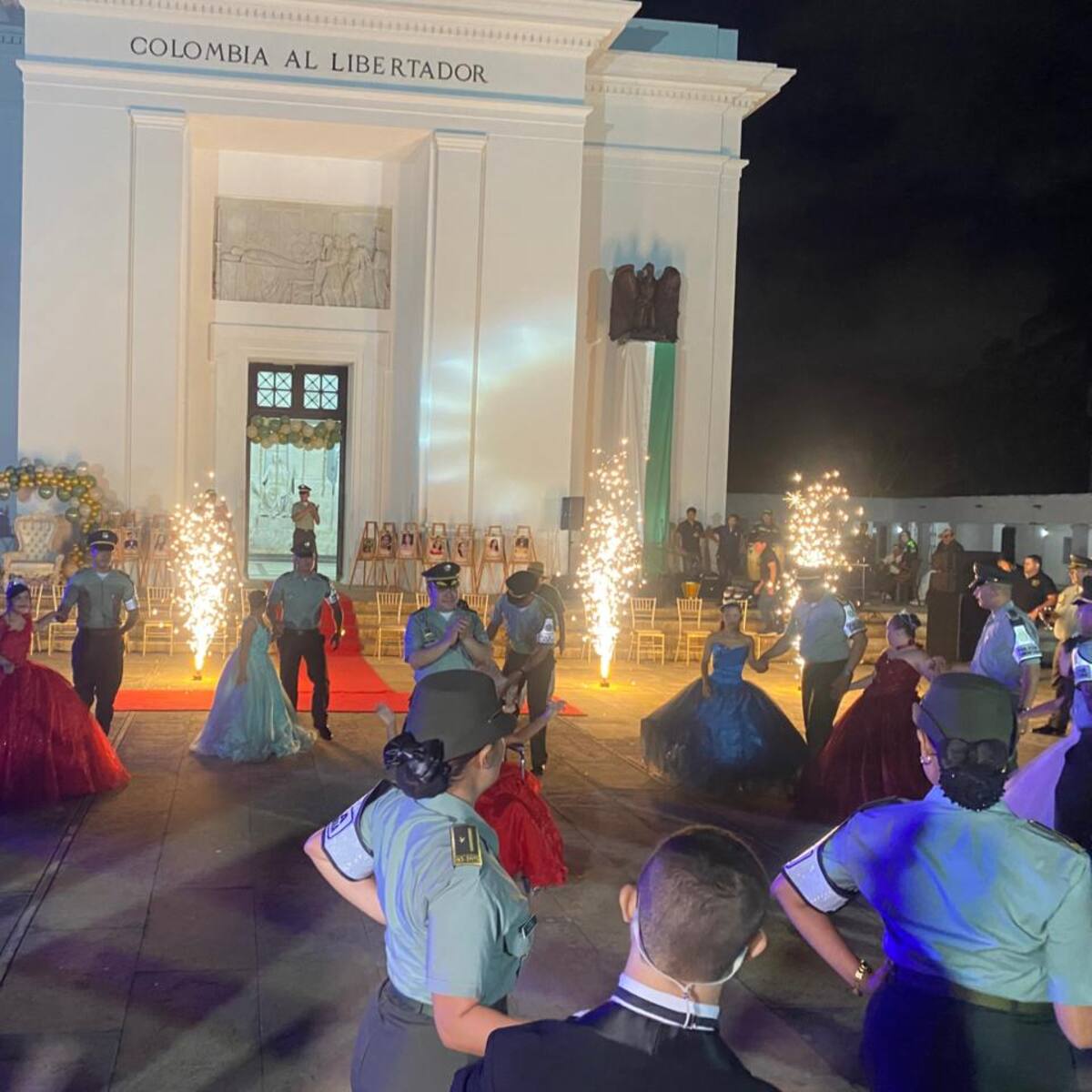 Policía de Santa Marta celebró un quinceañero colectivo para niños con síndrome de Down