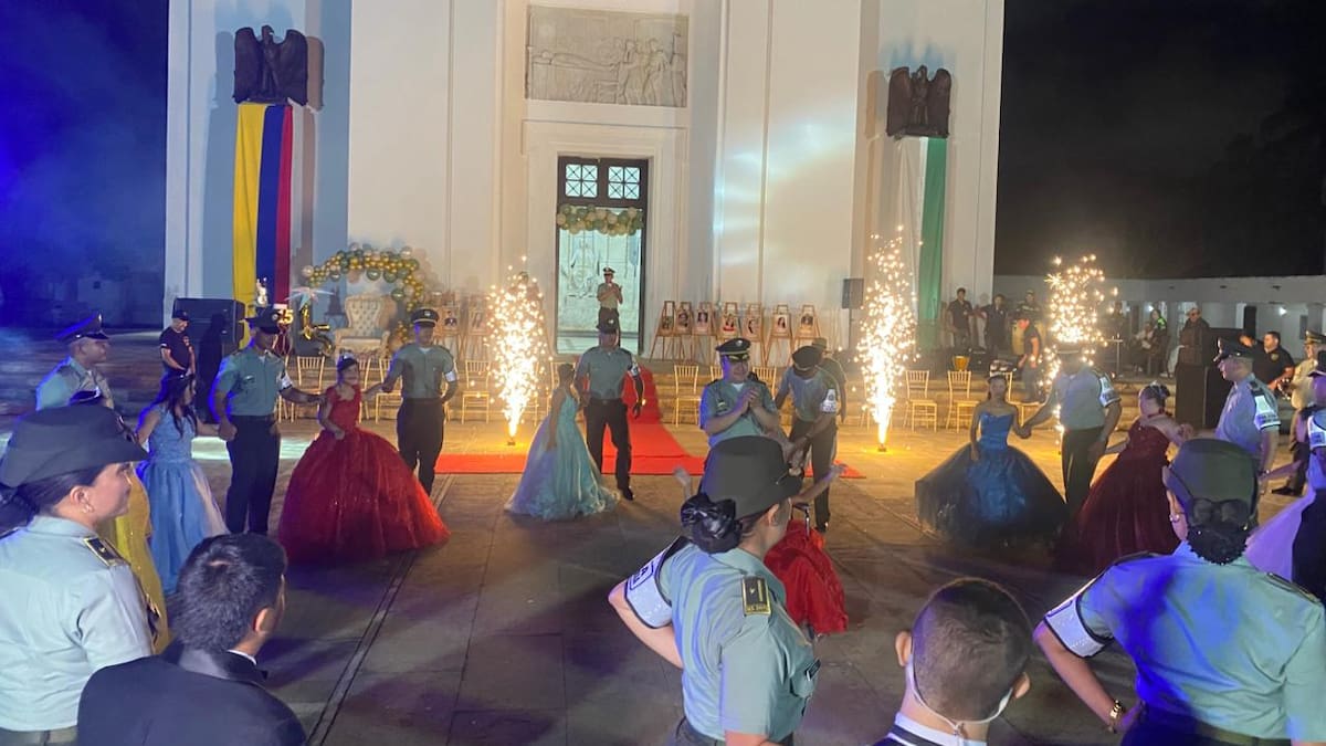 Policía de Santa Marta celebró un quinceañero colectivo para niños con síndrome de Down