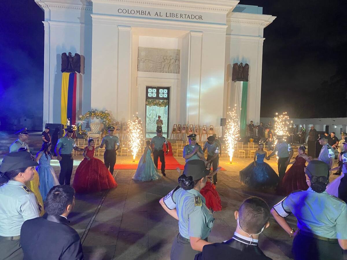 Policía de Santa Marta celebró un quinceañero colectivo para niños con síndrome de Down