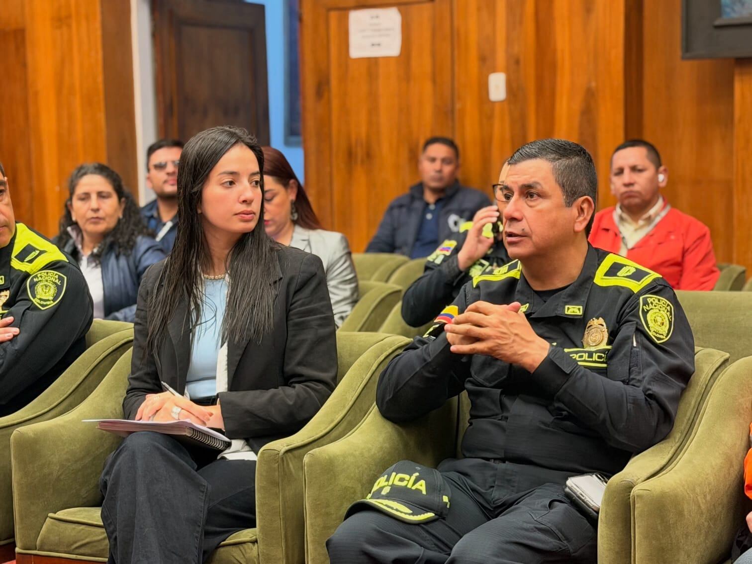 Alejandra Pico Gama, secretaria de Gobierno de Boyacá, y el coronel Javier Gustavo Lemus, comandante de la Policía Metropolitana de Tunja / Foto: Secretaría de Gobierno de Boyacá.