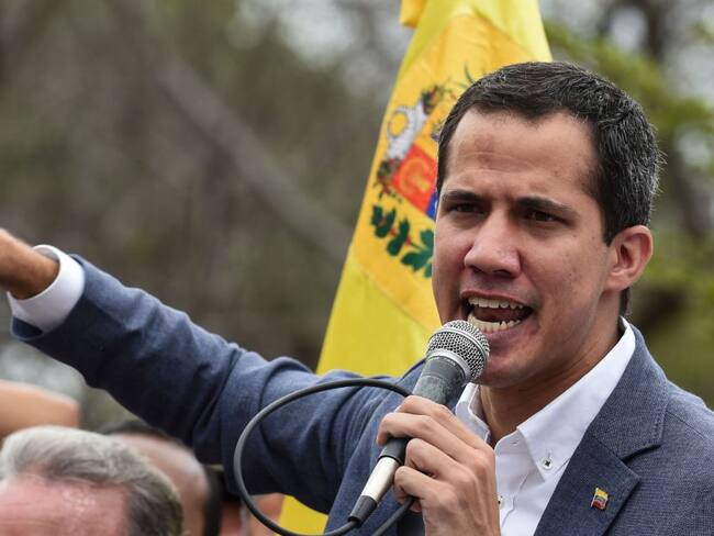 Guaidó pide a representante en EEUU coordinar cooperación con Comando Sur