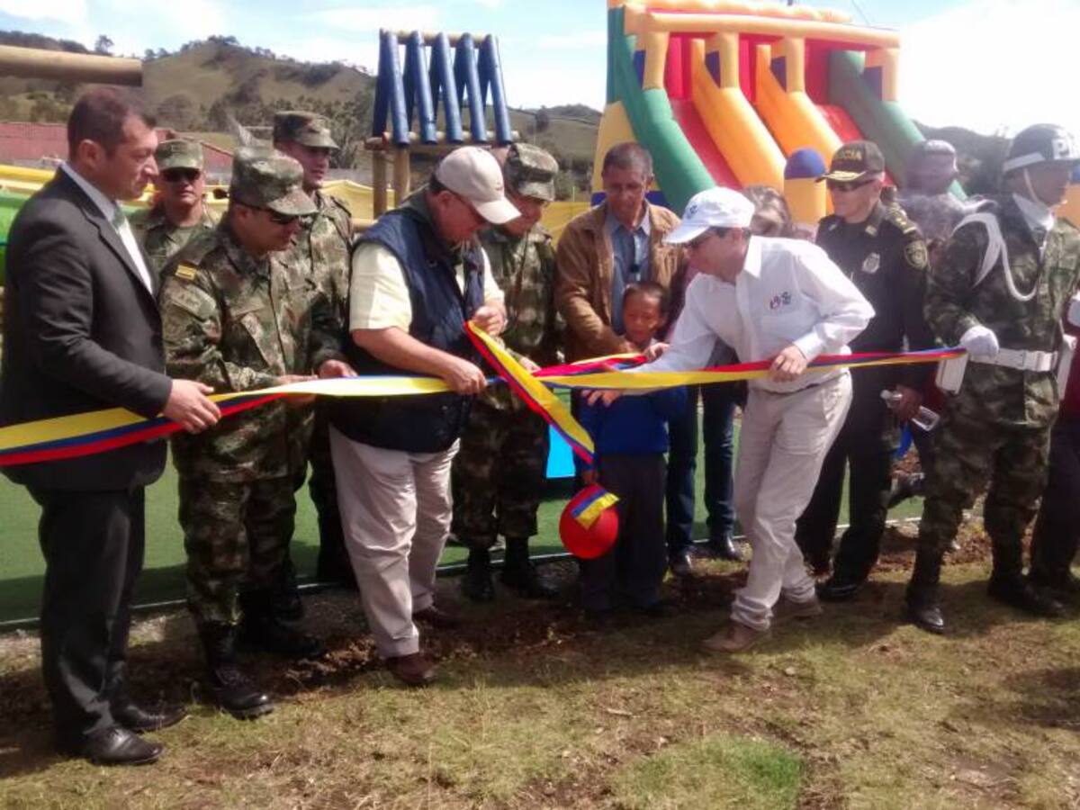 Los niños ahora tienen parque infantil donde hace unos años hubo guerra