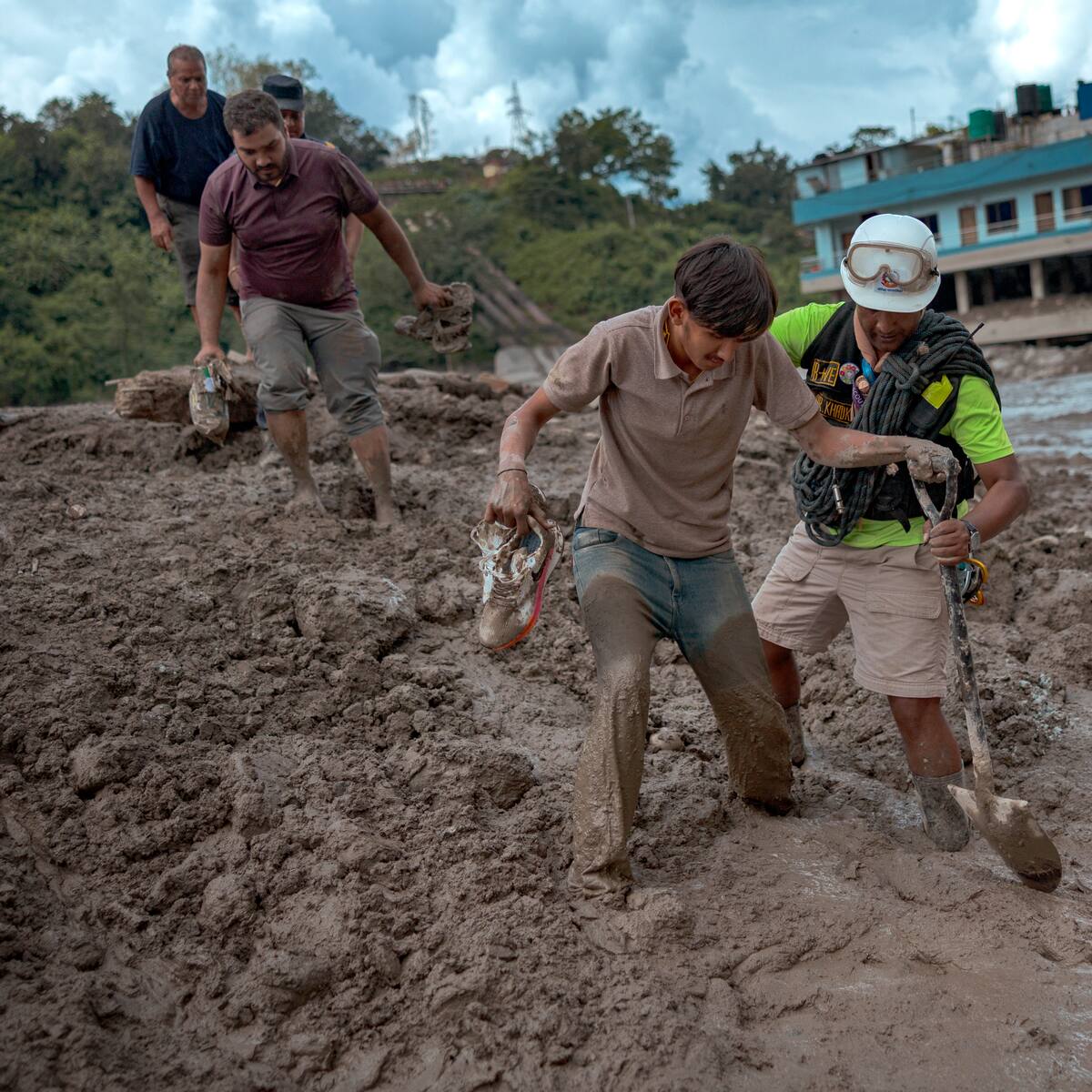 Nepal y China cifran en mil los muertos en la riada mientras buscan miles de desaparecidos