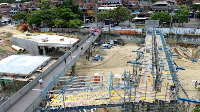 Pasarela peatonal por obras de Primavera Norte en Medellín. Foto: Alcaldía de Medellín.