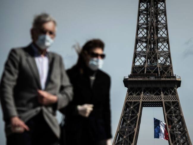 Turistas en París en medio de la escalada de medidas para frenar los contagios de coronavirus.