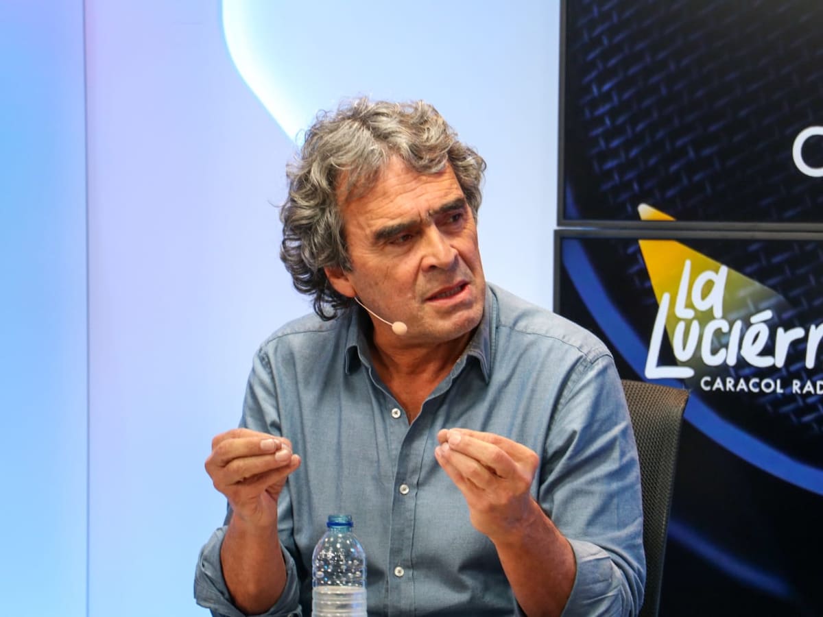 “Lo que está pasando con los pasaportes es patético”: Sergio Fajardo