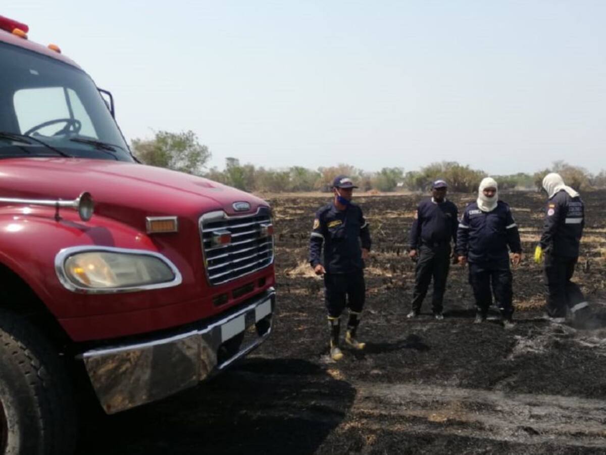 En Cartagena atienden tres incendios forestales de manera simultánea