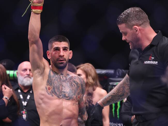 Abu Dhabi (United Arab Emirates), 26/10/2024.- Ilia Topuria (Red) celebrates after beating Max Holloway (Blue) during their Featherweight bout at UFC 308 in Abu Dhabi, United Arab Emirates, 26 October 2024. (Emiratos Árabes Unidos) EFE/EPA/ALI HAIDER