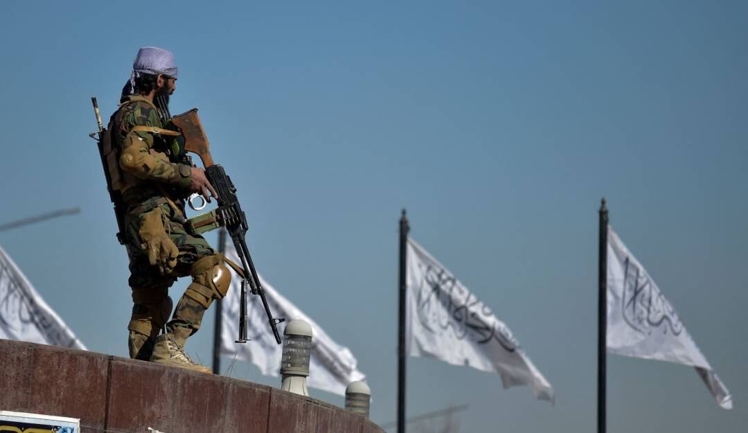 Un guerrero talibán supervisa una manifestación de mujeres. Foto: Getty 