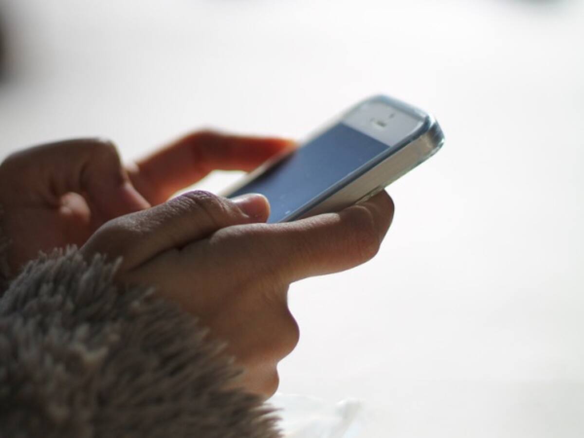 Empresas no pueden despedir a empleados solo porque chateen por celular