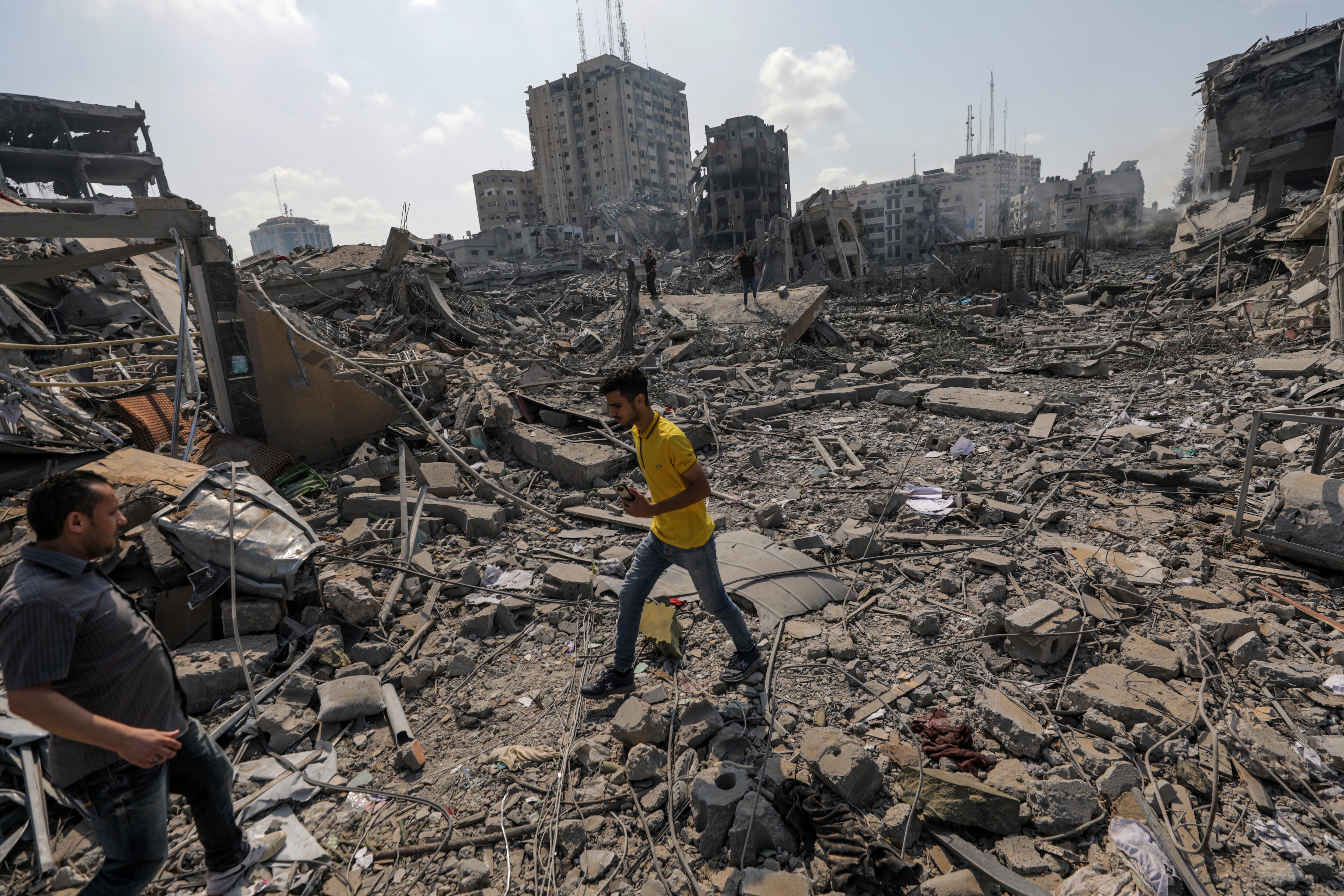 -FOTODELDÍA- GAZA, 10/10/2023.- Palestinos caminan entre los escombros tras un ataque a la zona de Al-Ramal, tras un ataque israelí, este martes en la Ciudad de Gaza. Más de 700 personas han muerto y alrededor de 4.000 han resultado heridas después de que Israel comenzara a bombardear Gaza como respuesta al ataque en suelo israelí del grupo islamista Hamas, según datos ofericos por las autoridades palestinas. En total más de 3000 personas han muerto en esta escalada de violencia desde el 7 de octubre, según fuentes palestinas e israelíes. EFE/MOHAMMED SABER