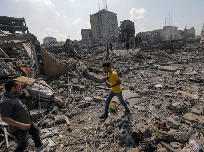-FOTODELDÍA- GAZA, 10/10/2023.- Palestinos caminan entre los escombros tras un ataque a la zona de Al-Ramal, tras un ataque israelí, este martes en la Ciudad de Gaza. Más de 700 personas han muerto y alrededor de 4.000 han resultado heridas después de que Israel comenzara a bombardear Gaza como respuesta al ataque en suelo israelí del grupo islamista Hamas, según datos ofericos por las autoridades palestinas. En total más de 3000 personas han muerto en esta escalada de violencia desde el 7 de octubre, según fuentes palestinas e israelíes. EFE/MOHAMMED SABER