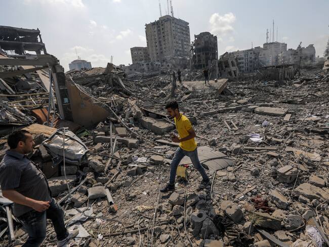 -FOTODELDÍA- GAZA, 10/10/2023.- Palestinos caminan entre los escombros tras un ataque a la zona de Al-Ramal, tras un ataque israelí, este martes en la Ciudad de Gaza. Más de 700 personas han muerto y alrededor de 4.000 han resultado heridas después de que Israel comenzara a bombardear Gaza como respuesta al ataque en suelo israelí del grupo islamista Hamas, según datos ofericos por las autoridades palestinas. En total más de 3000 personas han muerto en esta escalada de violencia desde el 7 de octubre, según fuentes palestinas e israelíes. EFE/MOHAMMED SABER