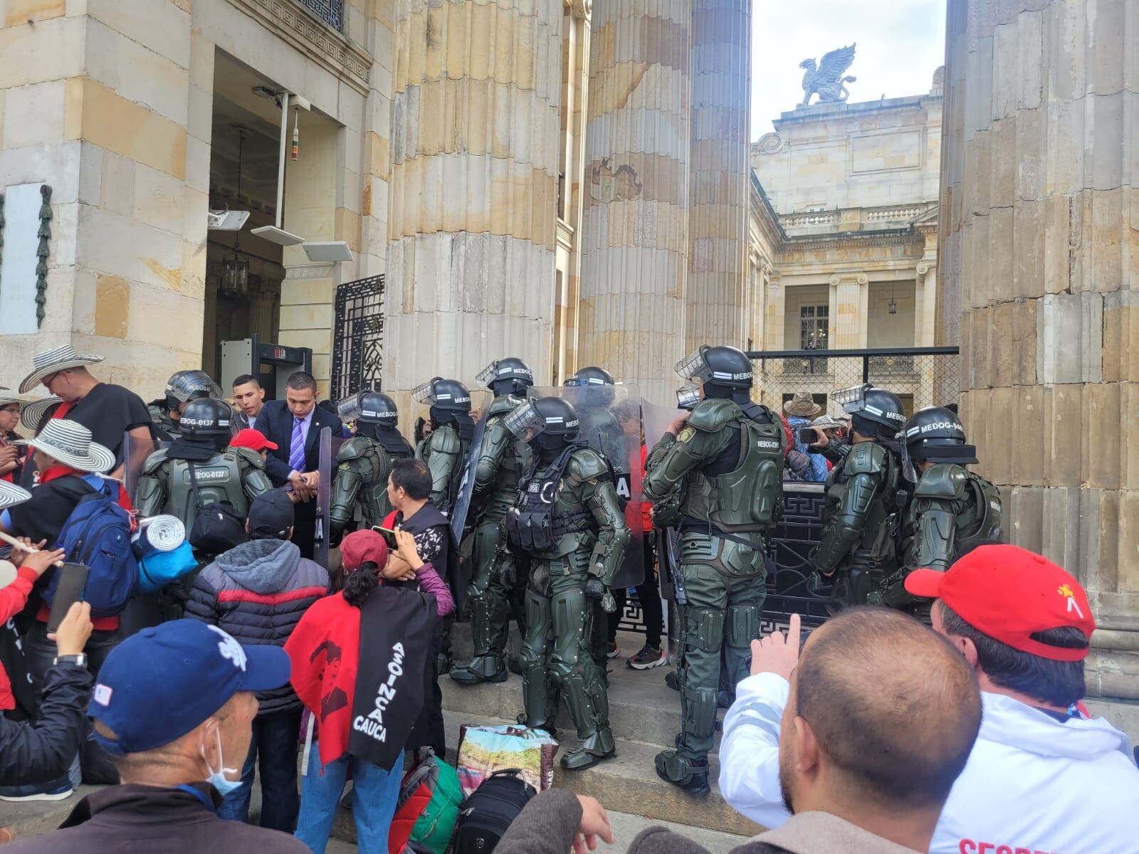 Manifestantes intentando entrar al Congreso de la República