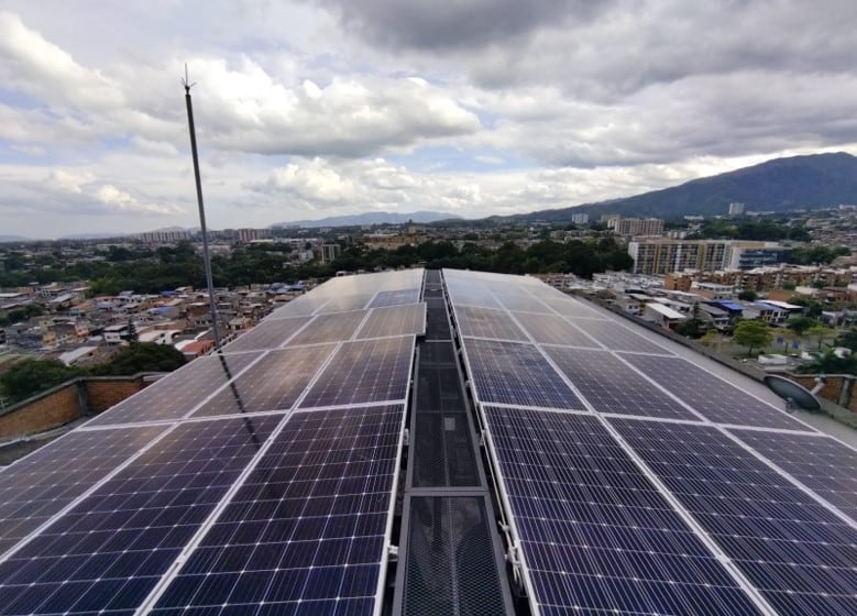 Paneles solares instalados en un conjunto residencial de Ibagué