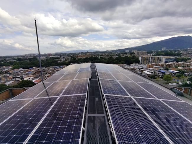 Paneles solares instalados en un conjunto residencial de Ibagué