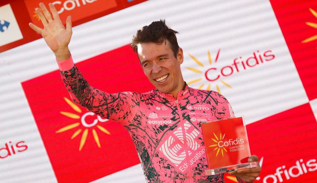 Rigoberto Urán festeja su primera victoria en La Vuelta a España.
