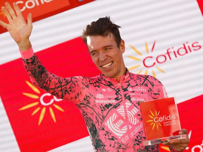 Rigoberto Urán festeja su primera victoria en La Vuelta a España.