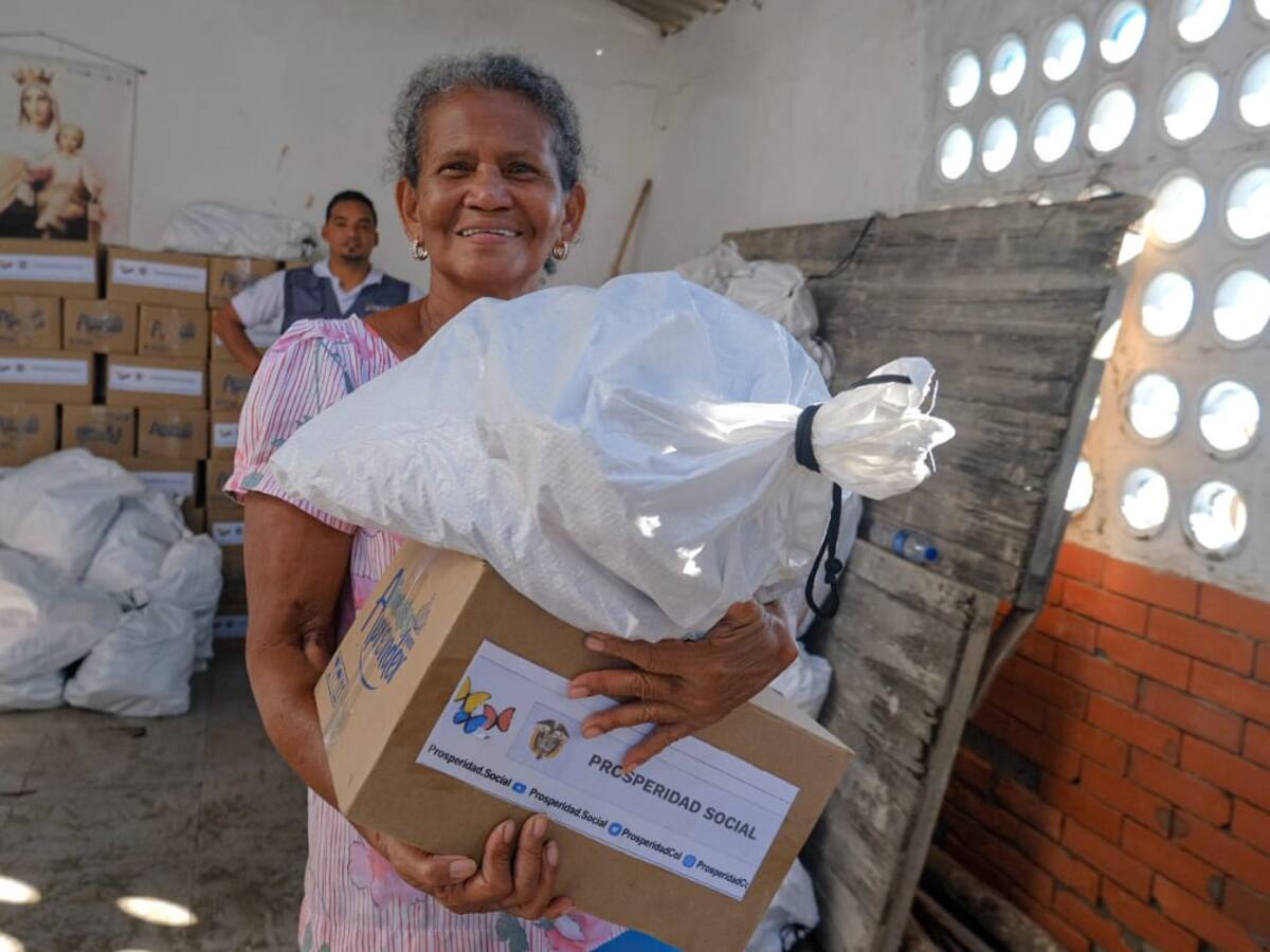 Más de 1.000 kits de ropa y alimentos se entregaron en Villa Gloria en Cartagena