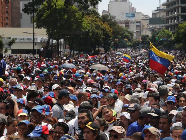 Dos muertos y más de 70 heridos en marchas opositoras en Venezuela