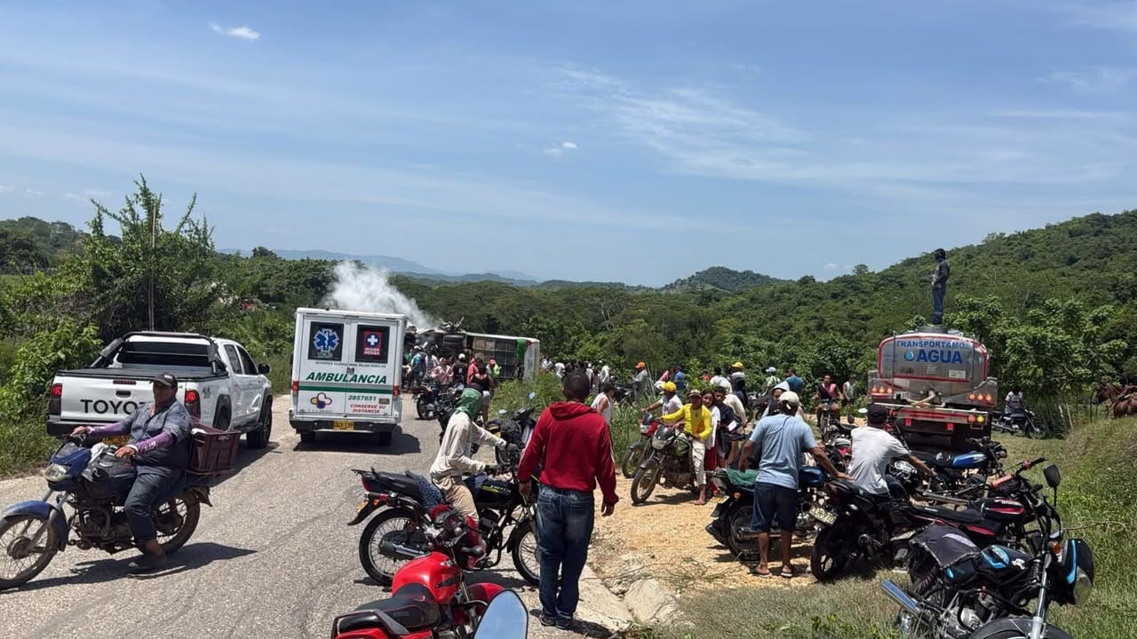 Dos muertos y más de 30 menores lesionados tras accidente de bus escolar en zona rural de Morroa. Cortesía.