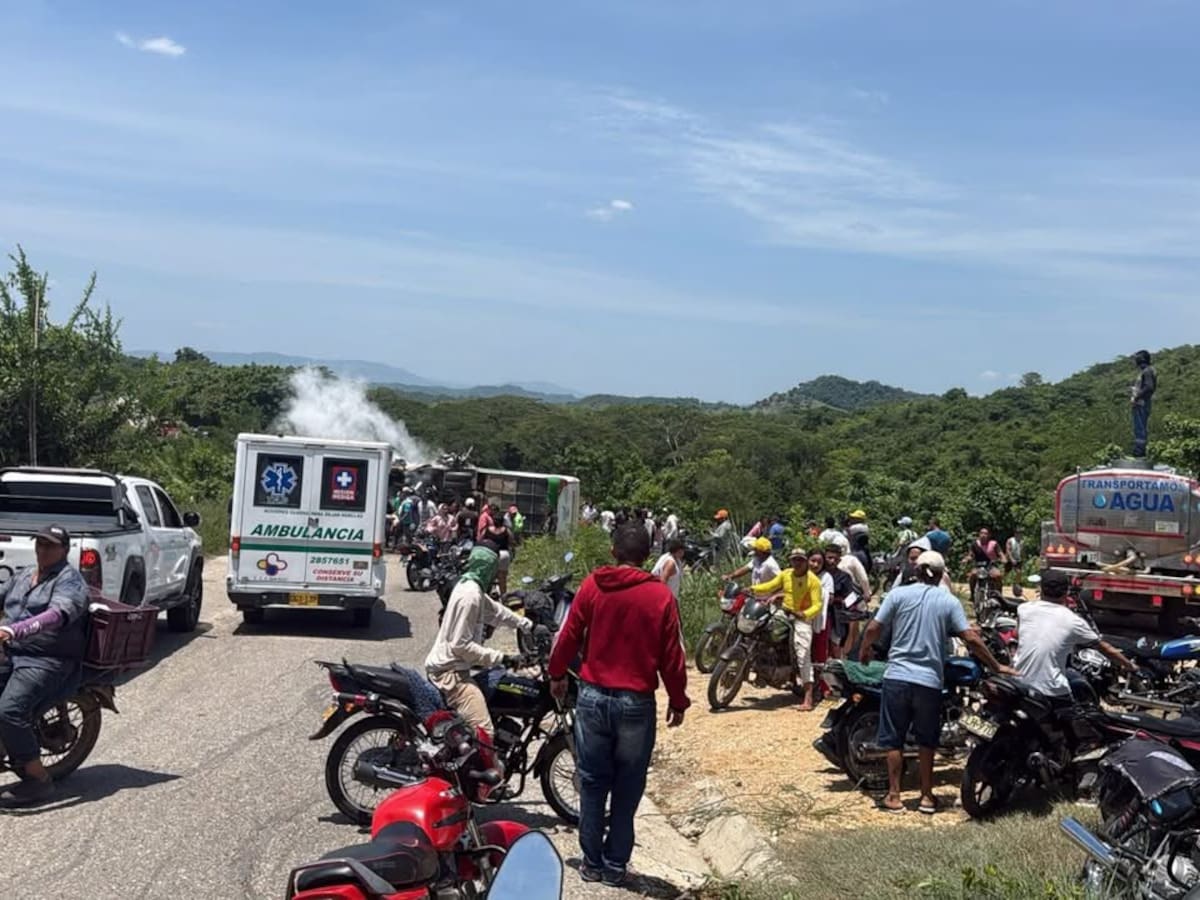 Dos muertos y más de 30 menores heridos tras accidente de bus escolar en zona rural de Morroa, Sucre