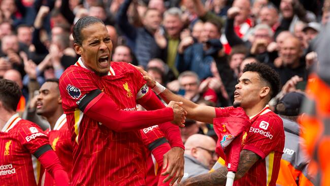 LIVERPOOL (United Kingdom), 13/04/2025.- Virgil van Dijk of Liverpool (L) celebrates after scoring the third goal during the English Premier League soccer match between Liverpool FC and West Ham United, in Liverpool, Britain, 13 April 2025. (Reino Unido) EFE/EPA/PETER POWELL EDITORIAL USE ONLY. No use with unauthorized audio, video, data, fixture lists, club/league logos, 'live' services or NFTs. Online in-match use limited to 120 images, no video emulation. No use in betting, games or single club/league/player publications.