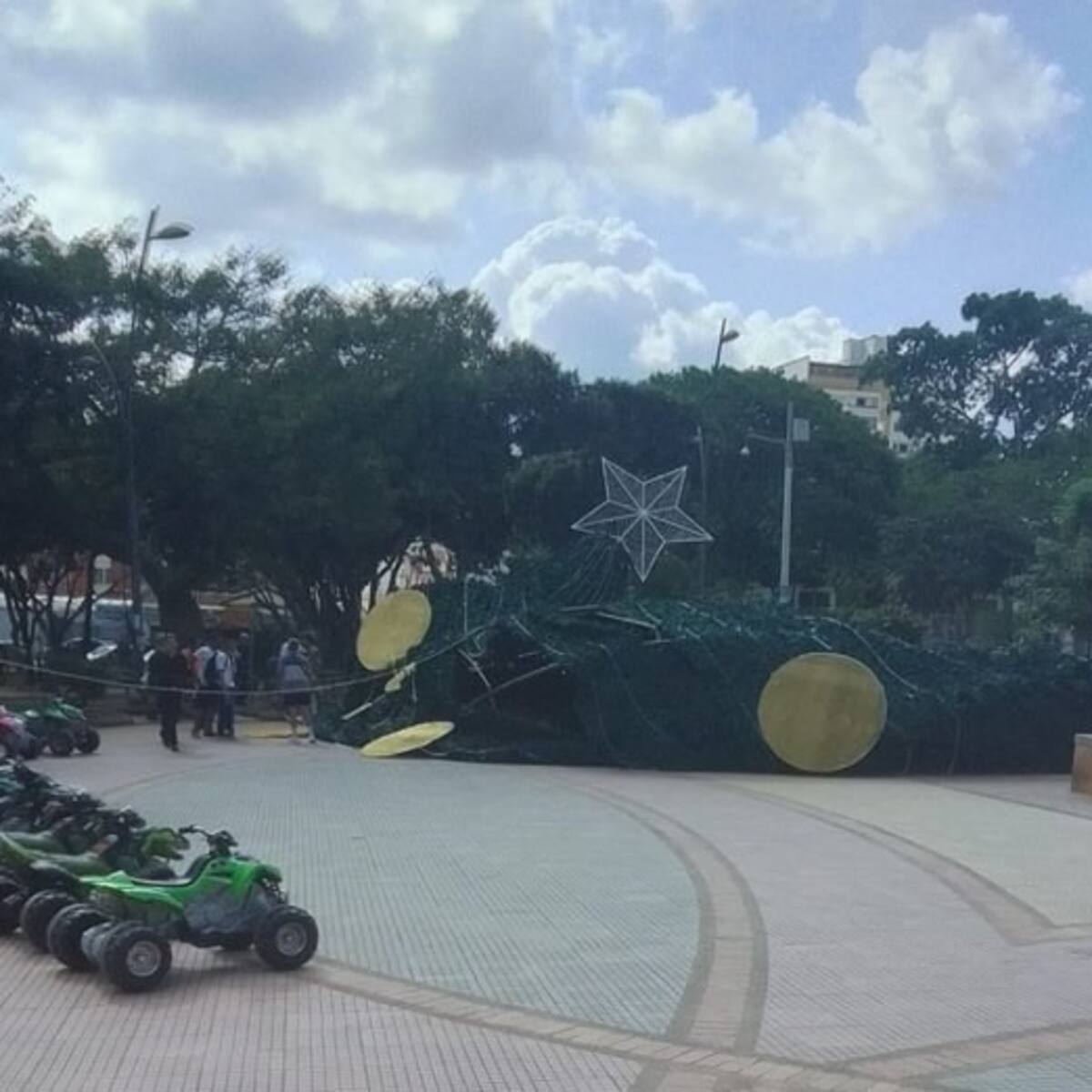 Essa investiga causas de la caída del árbol de navidad del Parque de los Niños
