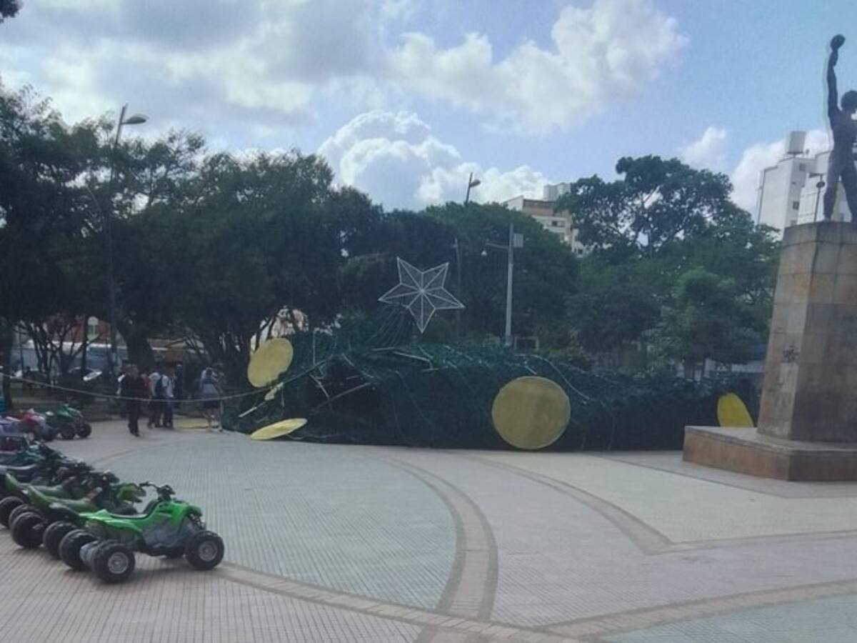 Essa investiga causas de la caída del árbol de navidad del Parque de los Niños