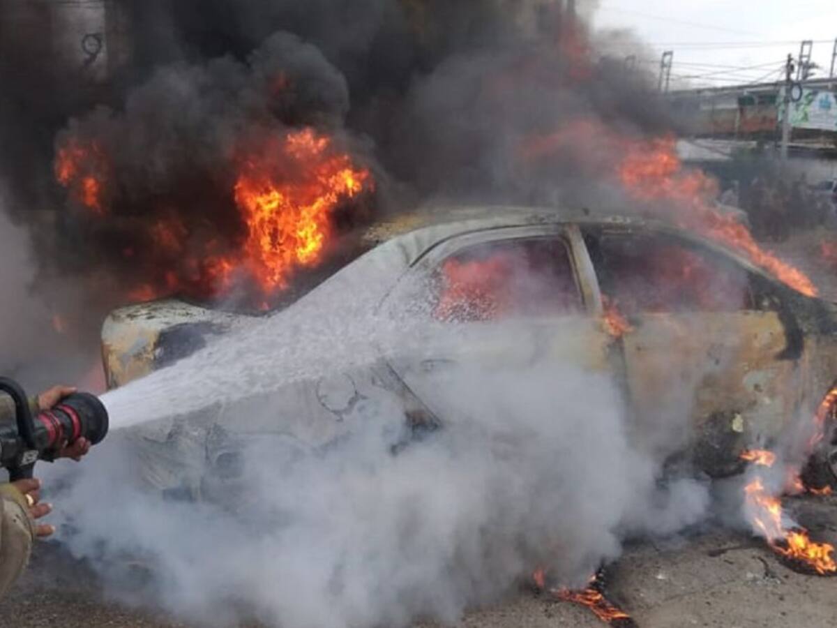 En Cartagena incendio deja un taxi en pérdida total