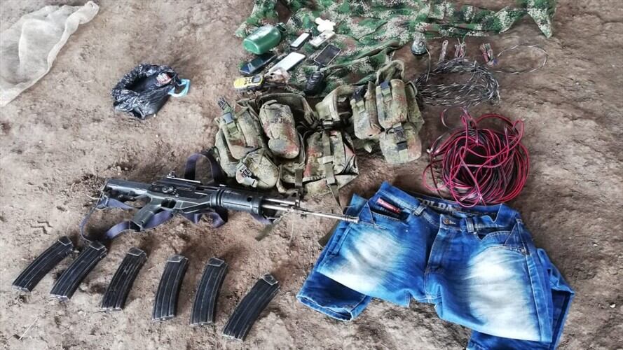 Las autoridades tradicionales detuvieron a dos jóvenes que vestían prendas militares y portaban material de guerra. Foto: Acin