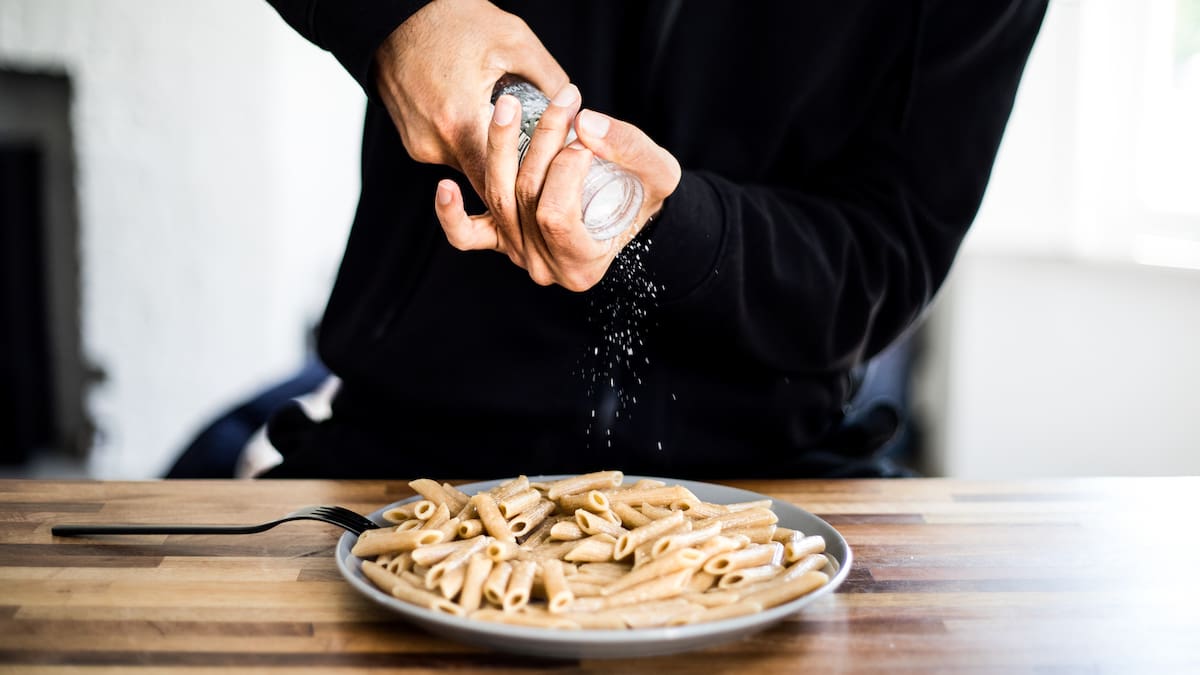 ¿Cuánta sal se debería consumir al día? Esto dice la OMS