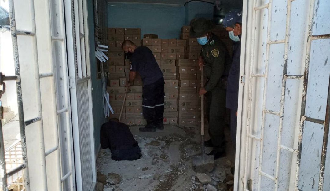 Durante las labores de rescate realizadas por la Policía y Bomberos, fue necesario romper varios metros de la sala y una pared