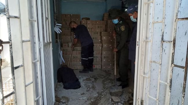 Durante las labores de rescate realizadas por la Policía y Bomberos, fue necesario romper varios metros de la sala y una pared