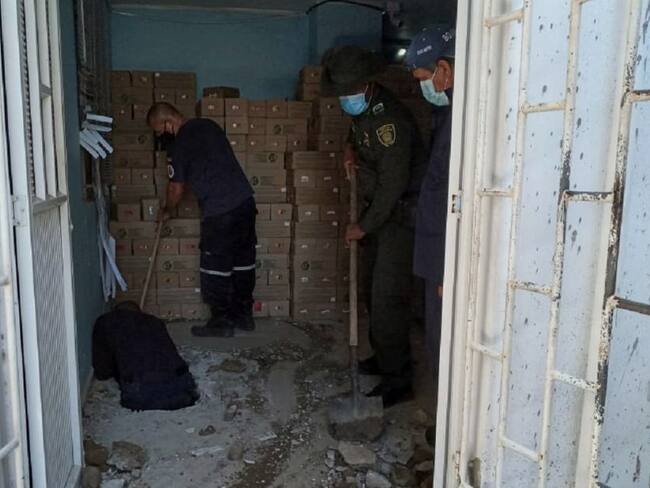 Durante las labores de rescate realizadas por la Policía y Bomberos, fue necesario romper varios metros de la sala y una pared