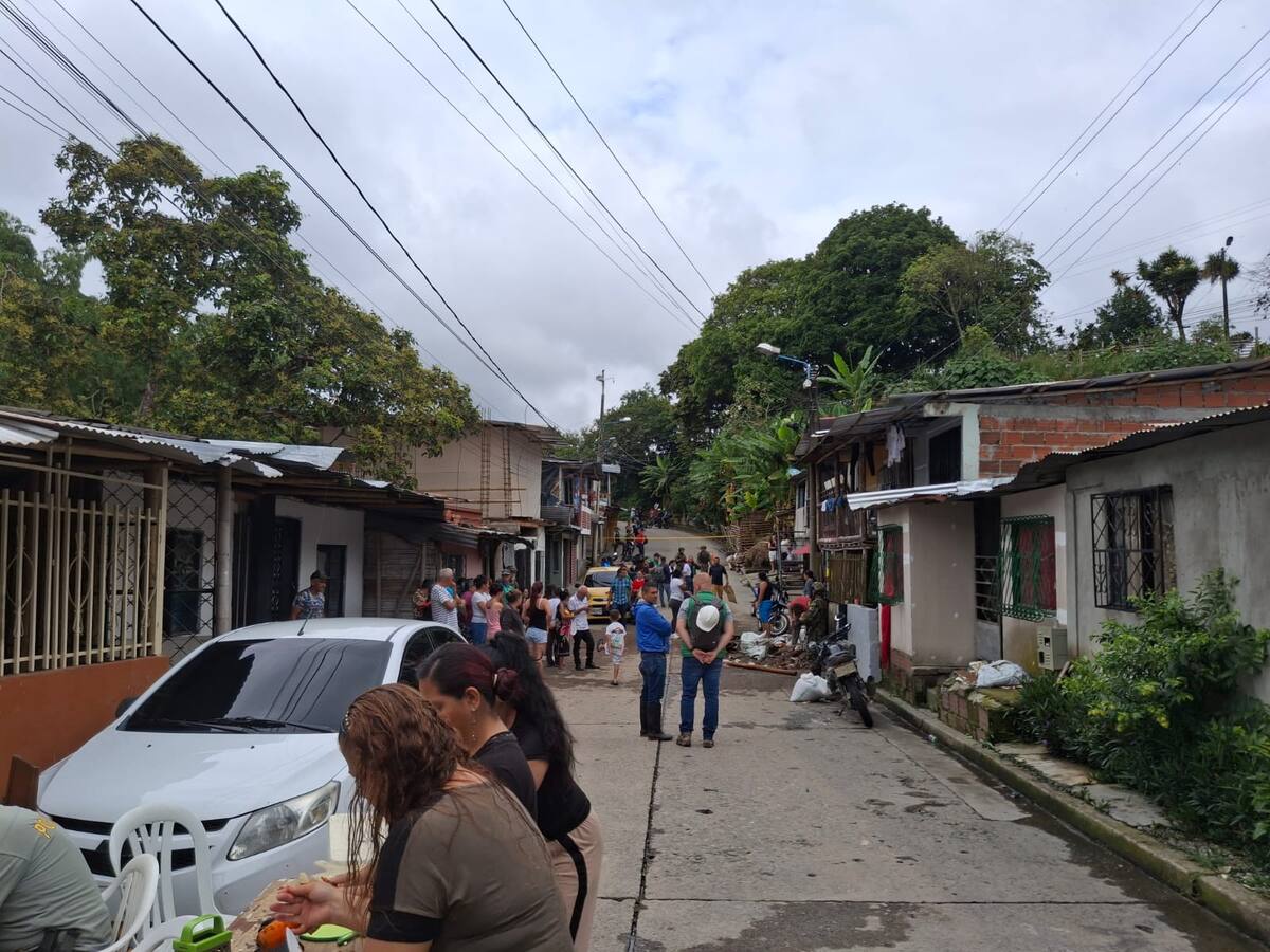 En barrio Las Veraneras en Armenia siguen en riesgo varias viviendas, habitantes piden intervención