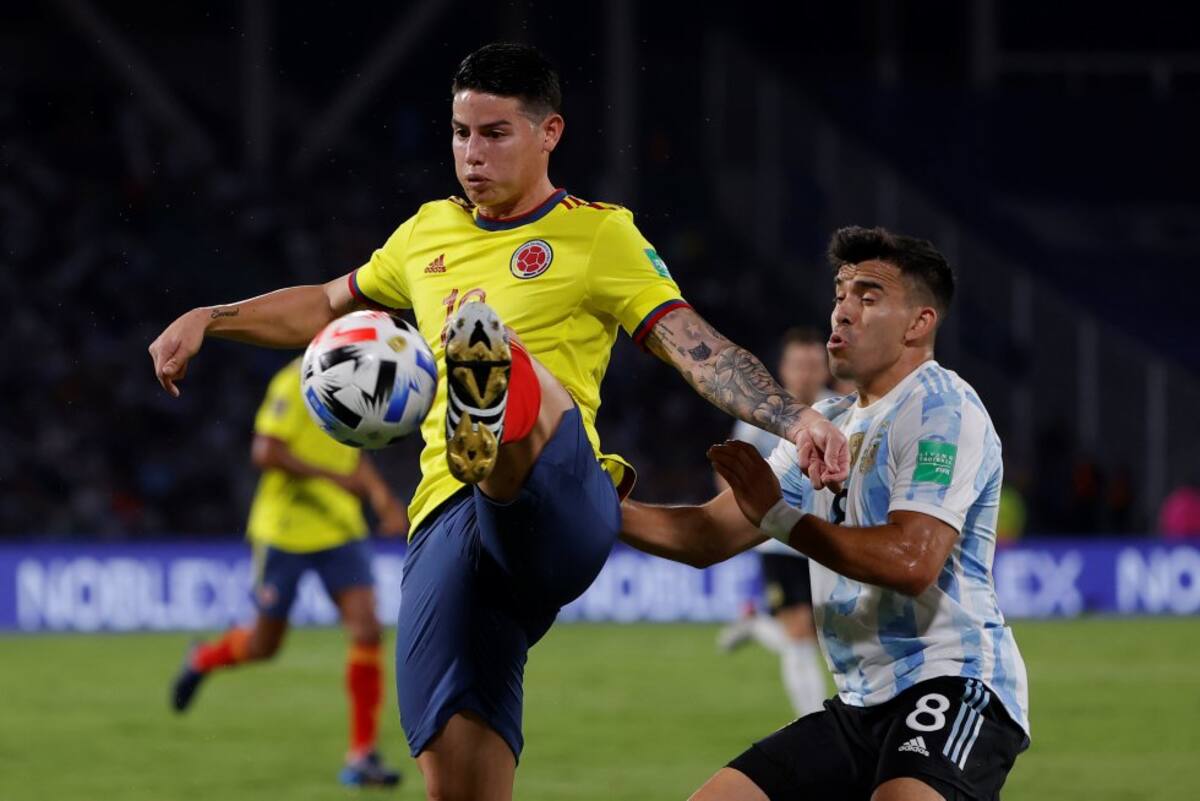 James Rodríguez disputa un balón con Acuña.