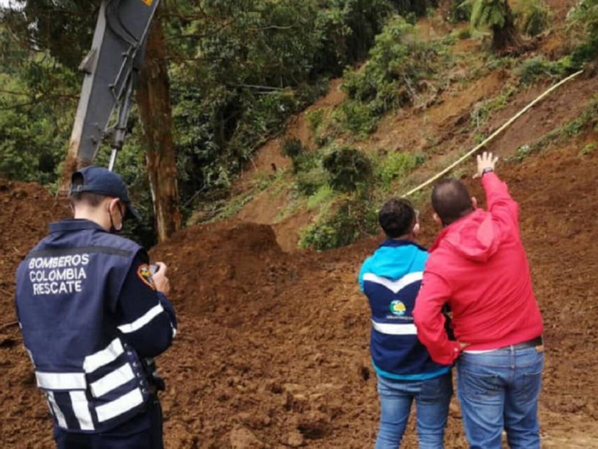 En un 65% avanza la remoción del derrumbe en la vía Caramata-Medellín