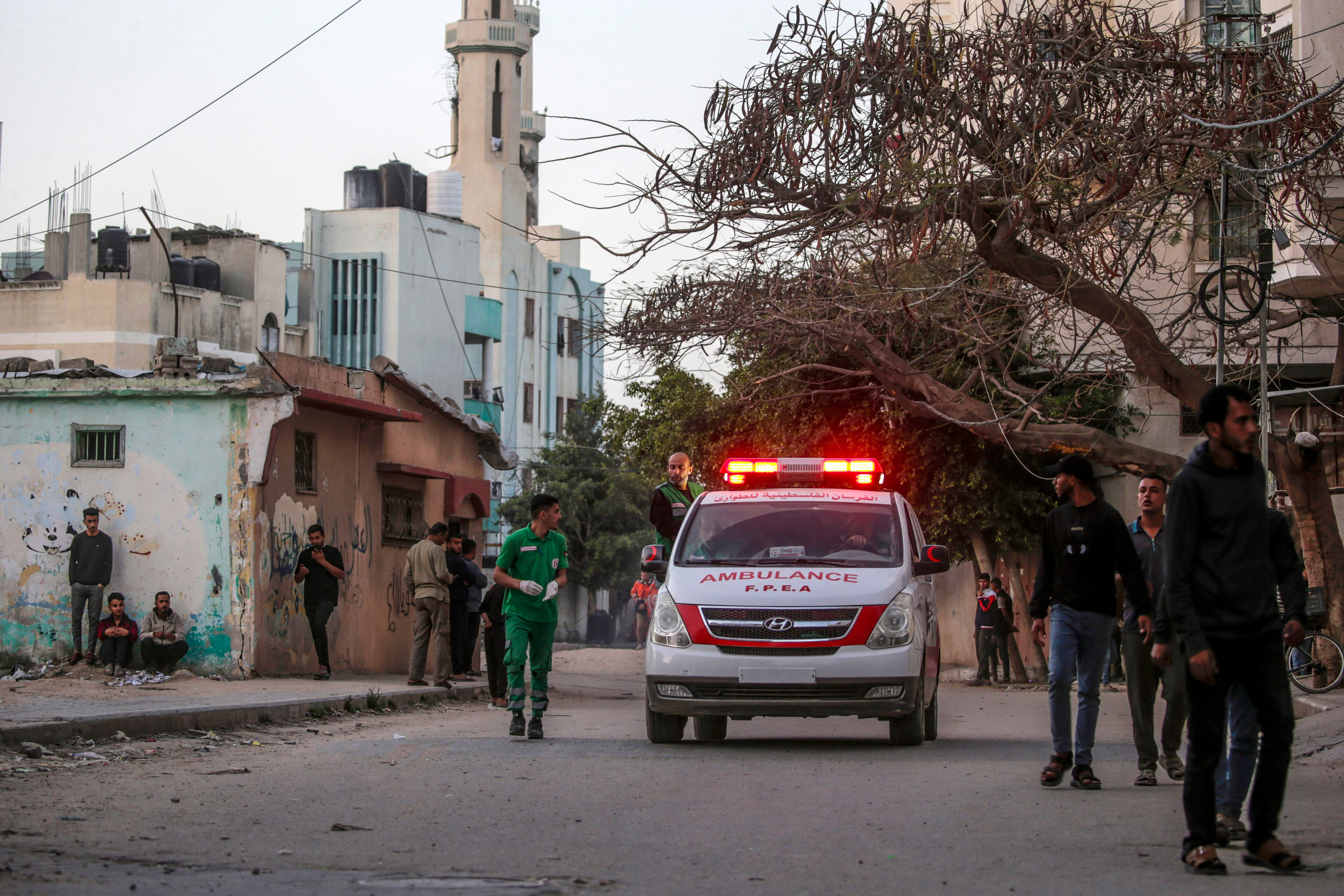 La Oficina de Naciones Unidas para los Derechos Humanos advirtió que Israel habría atacado de manera deliberada las ambulancias de rescatistas que trabajaban en el territorio palestino. 
EFE/EPA/MOHAMMED SABER