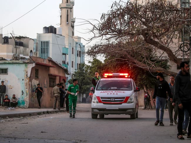 La Oficina de Naciones Unidas para los Derechos Humanos advirtió que Israel habría atacado de manera deliberada las ambulancias de rescatistas que trabajaban en el territorio palestino.
EFE/EPA/MOHAMMED SABER