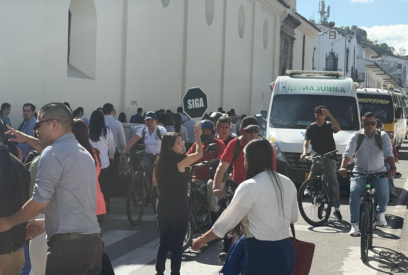 Los socorristas atendieron a personas que, en medio de los procedimientos de evacuación de algunos establecimientos, presentaron cuadros de ansiedad. Crédito: Siministrada.