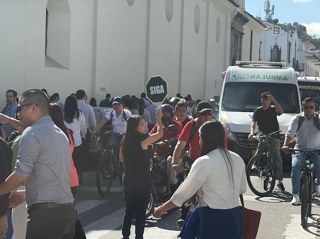 Los socorristas atendieron a personas que, en medio de los procedimientos de evacuación de algunos establecimientos, presentaron cuadros de ansiedad. Crédito: Siministrada.