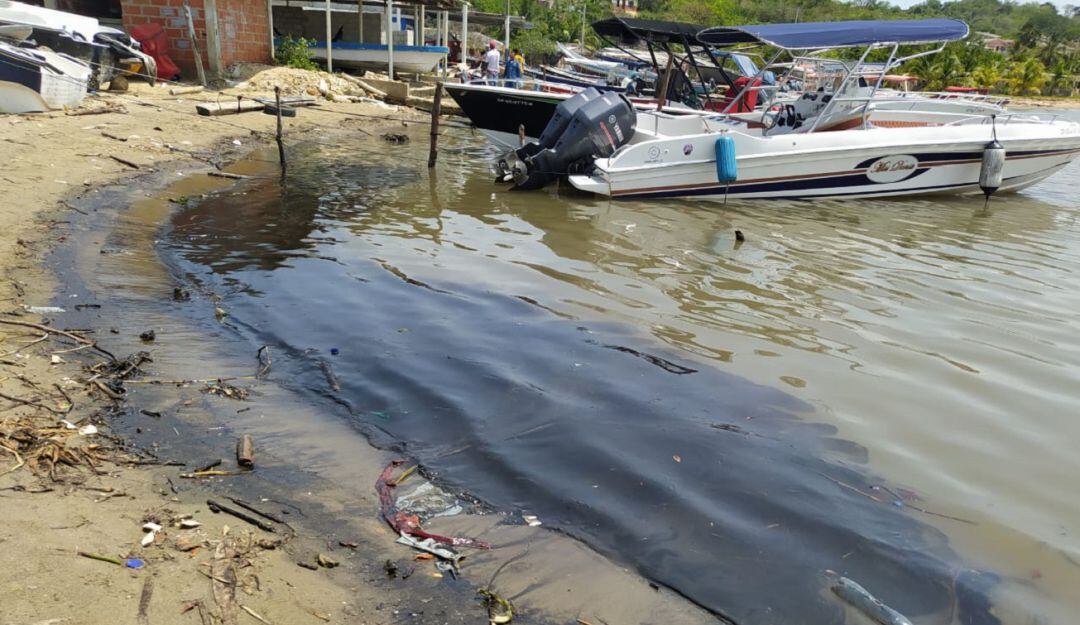 De acuerdo con la inspección realizada en la playa 'Caño del Oro - Tierrabomba', podría tratarse de residuos de lubricantes de lanchas