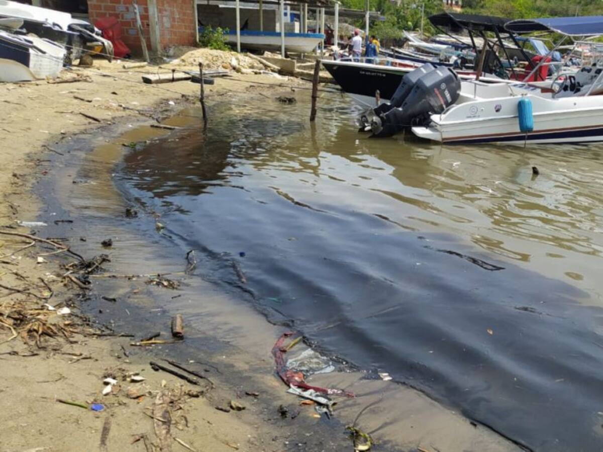 Alertan sobre presencia de sustancia oleosa en la costa de Caño del Oro