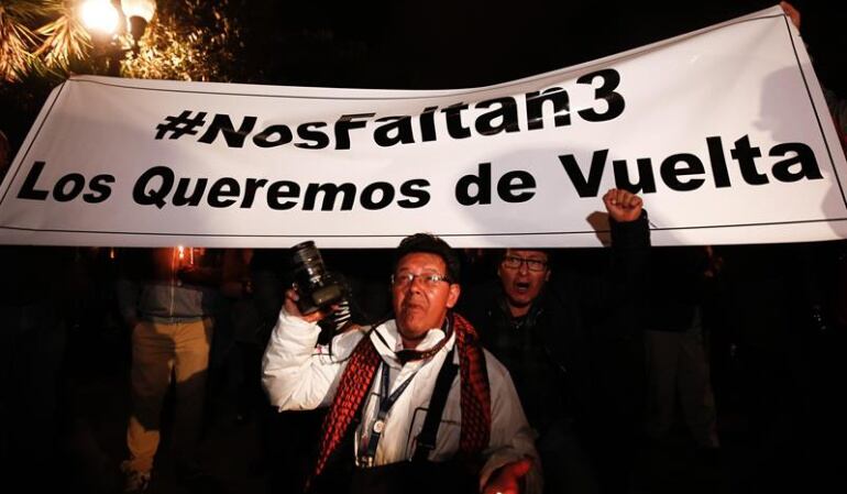 Plantón para exigir la liberación del equipo periodístico del diario El Comercio secuestrado ayer, en la zona de Mataje, fronteriza con Colombia.