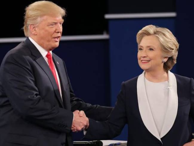 Clinton se afianza en las encuestas tras el amargo debate con Trump